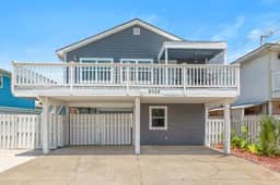 Beach Time Home Near Gulf Walkable, 3BR w/ Deck, Grill, Sleeps 8 | Ticket Deals for Local Activities Daily - Image 2