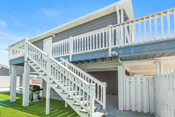Beach Time Home Near Gulf Walkable, 3BR w/ Deck, Grill, Sleeps 8 | Ticket Deals for Local Activities Daily - Image 1