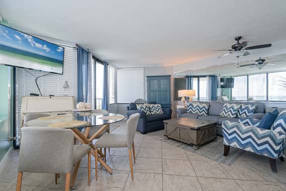 Coastal Bliss and Beachfront Resort Oasis for 5! - Image 1