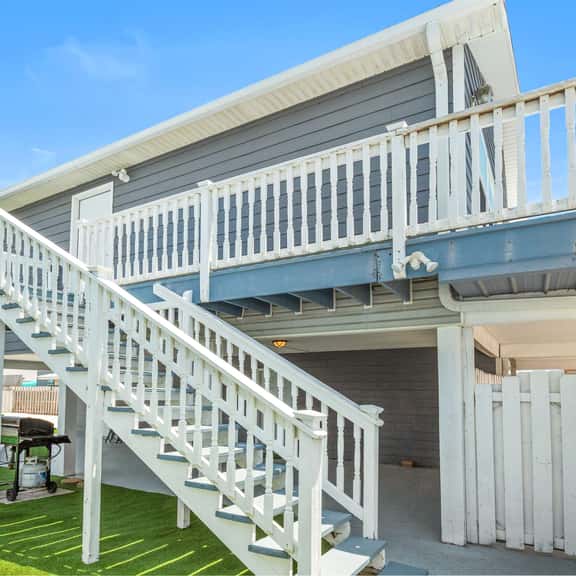 Beach Time Home Near Gulf Walkable, 3BR w/ Deck, Grill, Sleeps 8 | Ticket Deals for Local Activities Daily - Image 1