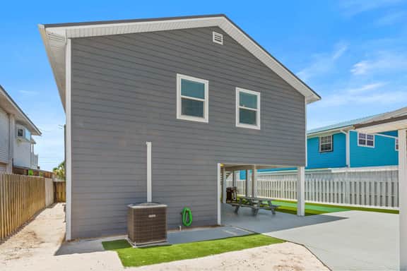 Beach Time Home Near Gulf Walkable, 3BR w/ Deck, Grill, Sleeps 8 | Ticket Deals for Local Activities Daily - Image 5