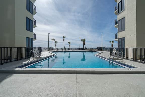 Coastal Bliss and Beachfront Resort Oasis for 5! - Image 2