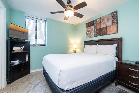 Coastal Bliss and Beachfront Resort Oasis for 5! - Image 4